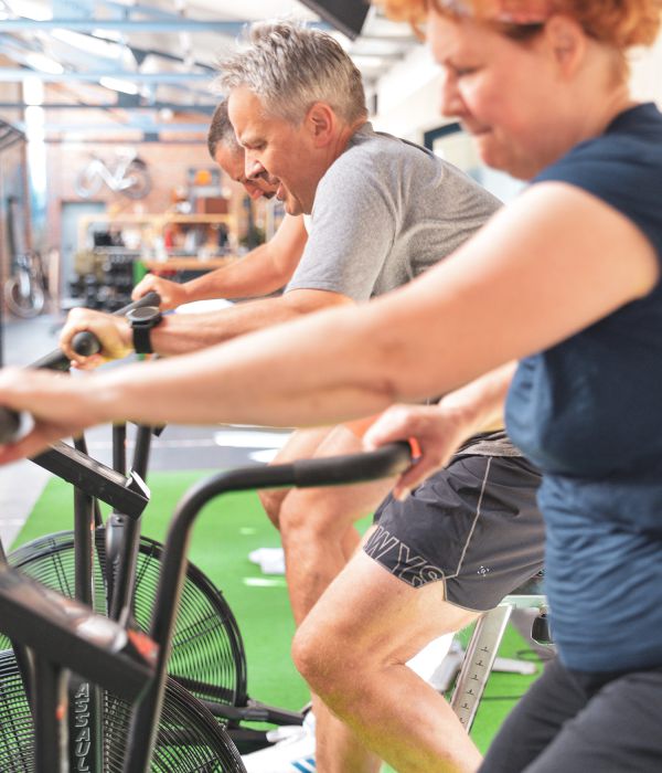 Männer und Frauen geben alles an dem Airbike