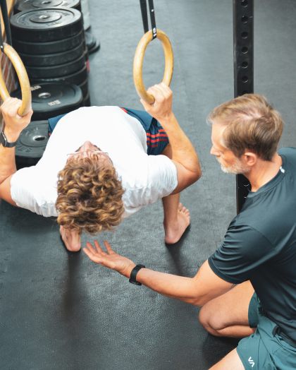 Übung am Turnring mit Personal Trainer