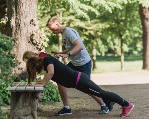 Outdoor Training in der Gruppe im Park