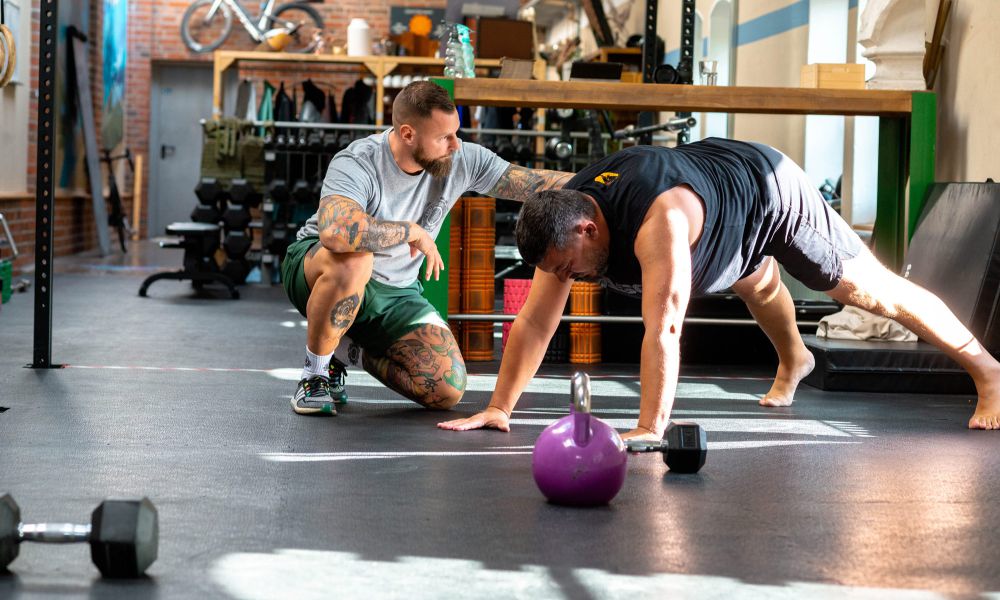 Der Personal Trainer erklärt die Übung